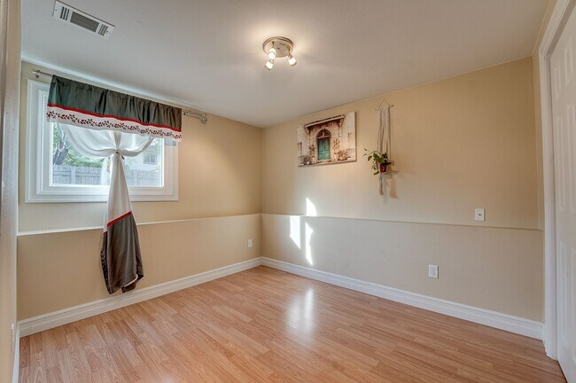 Building Photo - Cute 3 Bedroom 2 Bathroom Home