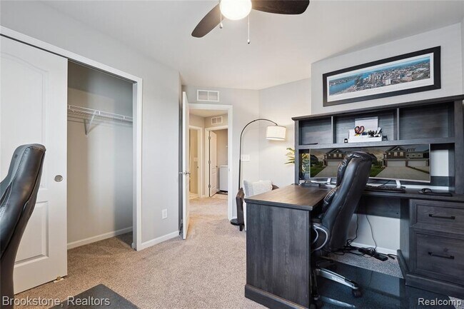 Building Photo - 765 Hummingbird Dr