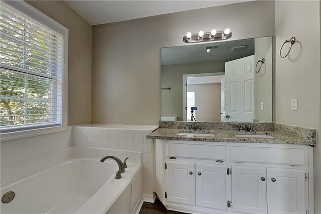 Building Photo - 5450 Princeton Oaks Dr