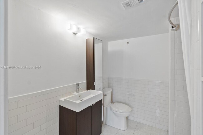 Building Photo - 6886 N Kendall Dr