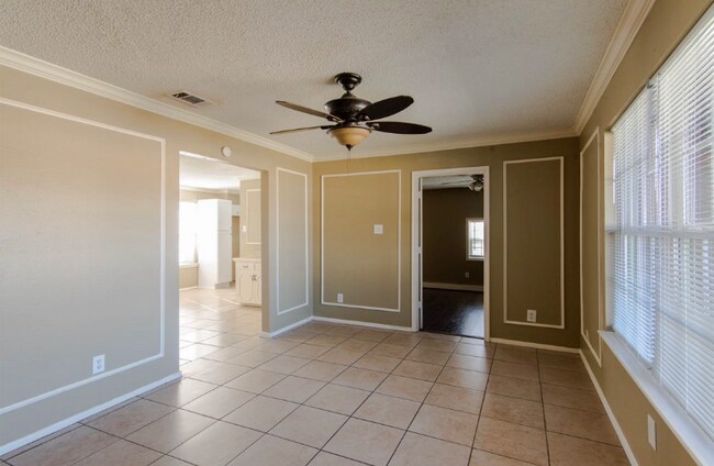 Building Photo - 830 E Linda Dr