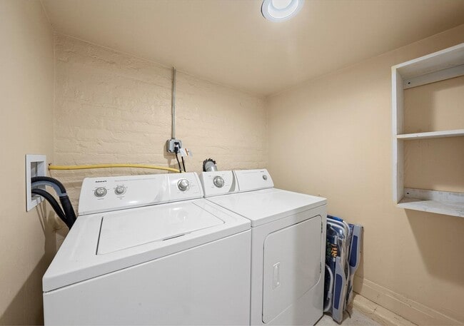 Building Photo - 1025 W 31st Pl