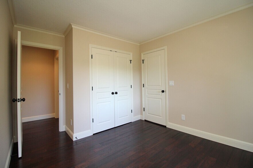 Building Photo - 3328-3328 SW 10th Ave