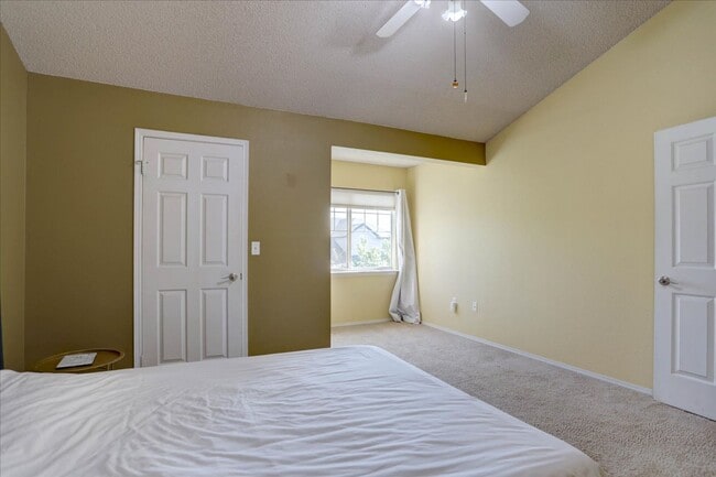 Building Photo - Beautiful 2bed/2bath/1car garage in Louisv...