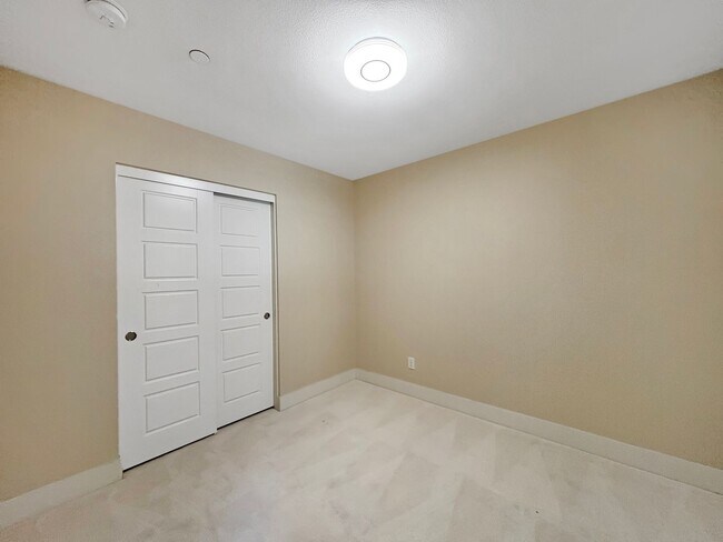 Building Photo - Stunning 3B/3.5BA Townhouse in Mission Val...