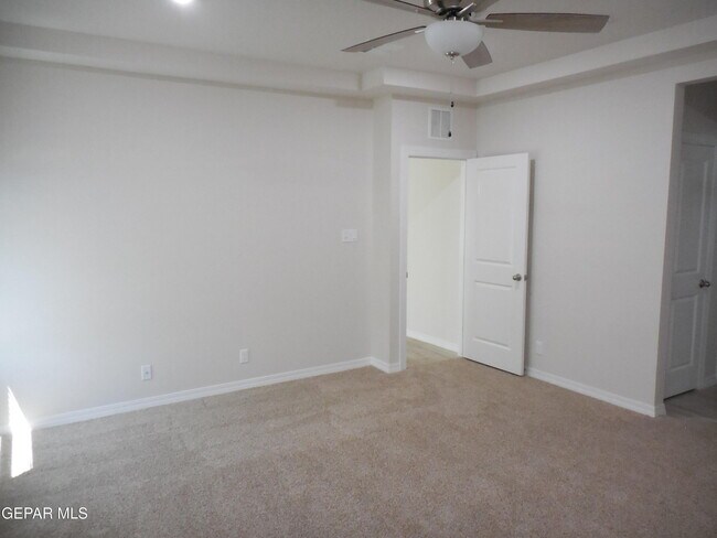 Building Photo - 561 Oakmont