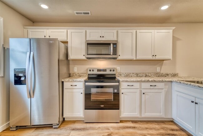 Building Photo - 913 W 9th St