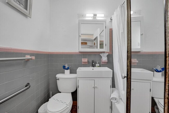 Building Photo - 335 Desoto St