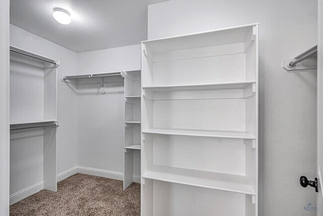 Building Photo - 410 E 97th St