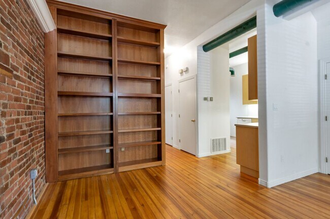 Building Photo - Beautiful Row Home Style Condo Central Den...