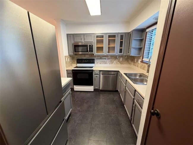 Building Photo - 1702 Pine Tree Dr