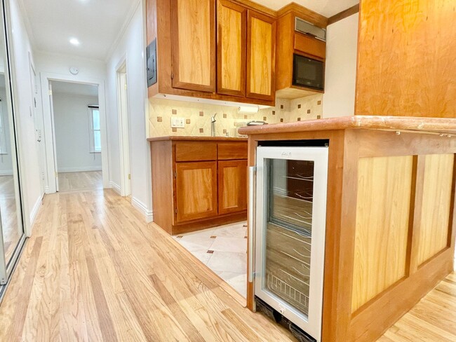 Building Photo - Prime Nob Hill Remodeled Condo, Private Ba...