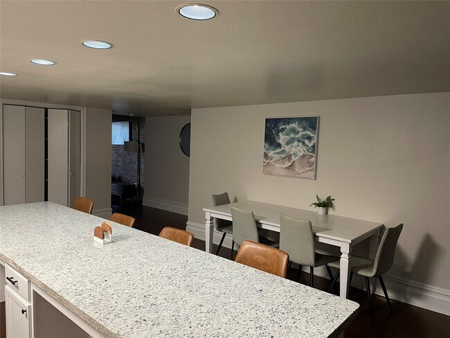 Building Photo - 2118 The Strand