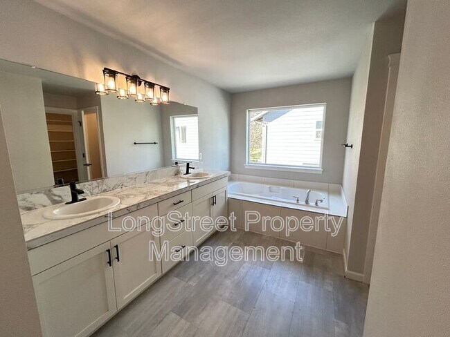 Building Photo - 7237 SE Berg Dr