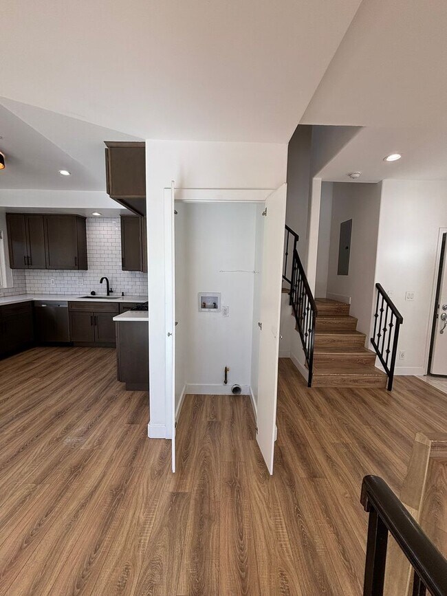 Building Photo - Remodeled 3 Bed 3 Bath Townhome for Rent in Glendale, CA
