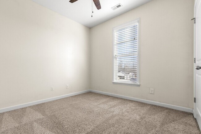 Building Photo - Towne Pointe