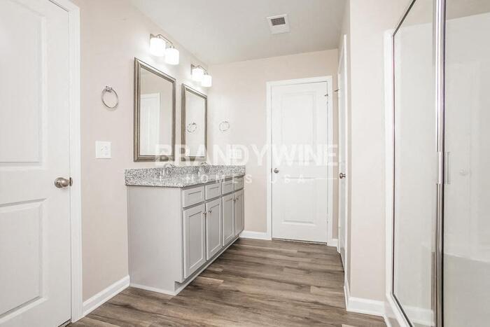 Building Photo - 506 Glenmanor Dr