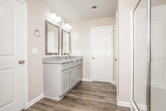 Building Photo - 506 Glenmanor Dr