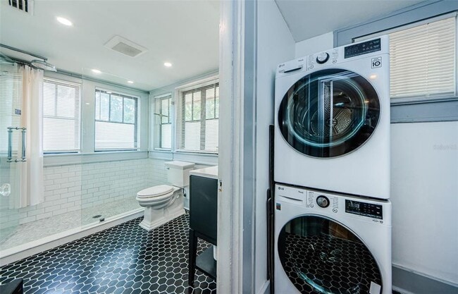 Building Photo - 620 Earle Ave N