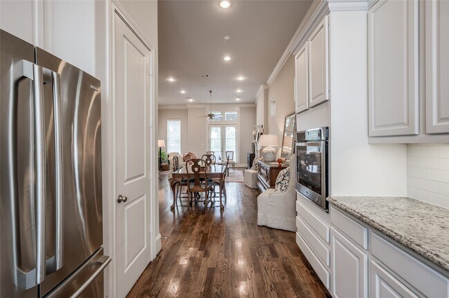 Building Photo - 266 E 28th St