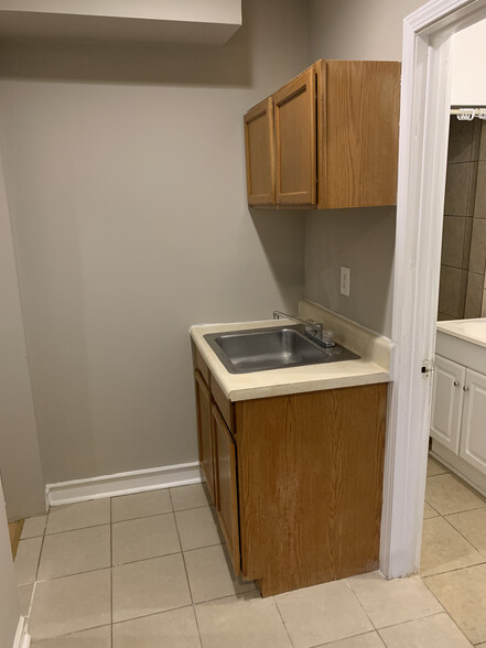 Kitchen - 357 College Ave