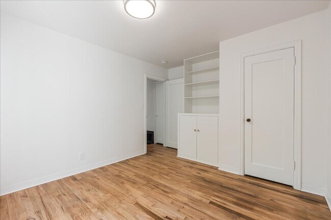 Building Photo - Sweet & Charming 2/1 Home Available Immedi...