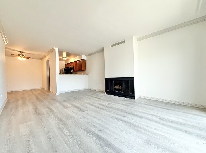 Building Photo - 821 3rd St