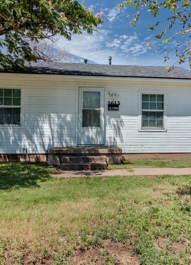 Building Photo - 1613 Nix St