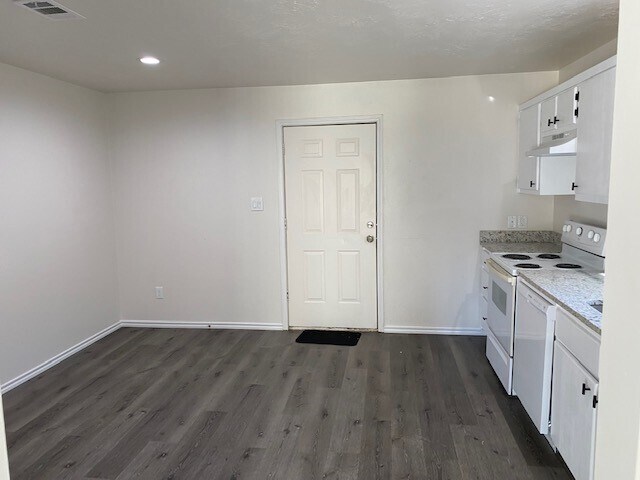 Building Photo - 309 S Avenue C