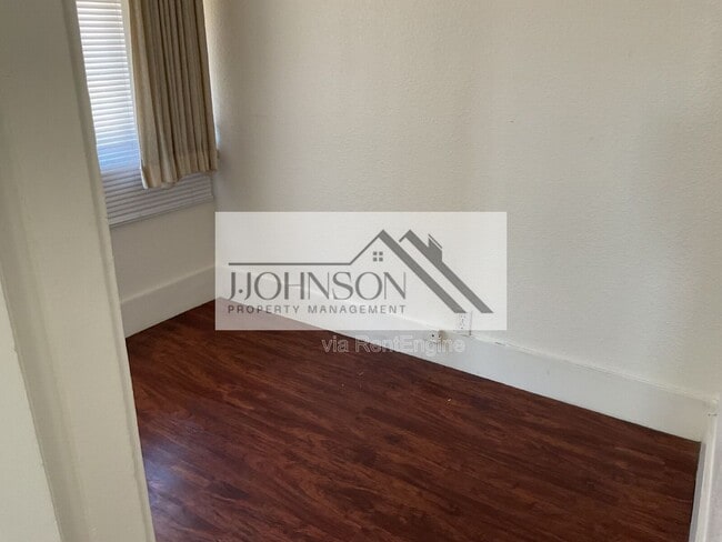 Building Photo - 830 N Van Buren St