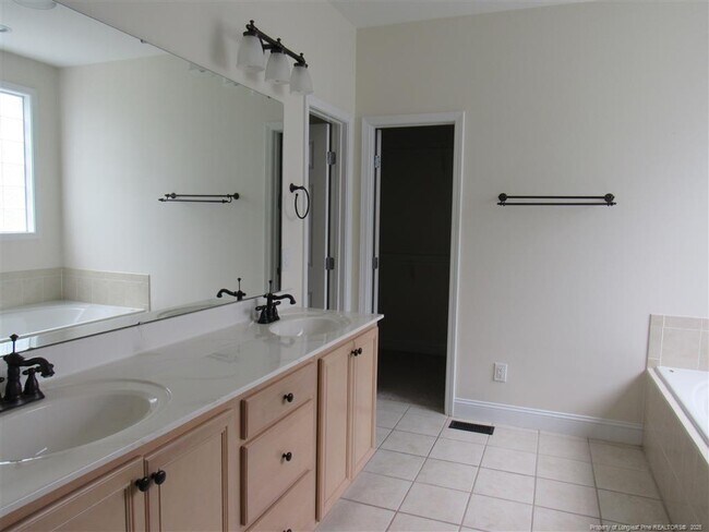 Building Photo - 167 Lamplighter Way