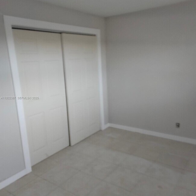 Building Photo - 405 SW 13th Pl