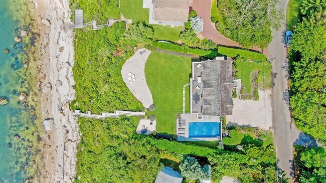 Building Photo - 2700 Sound Dr