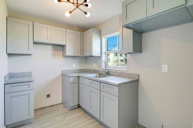 Building Photo - 548 SW 5th St