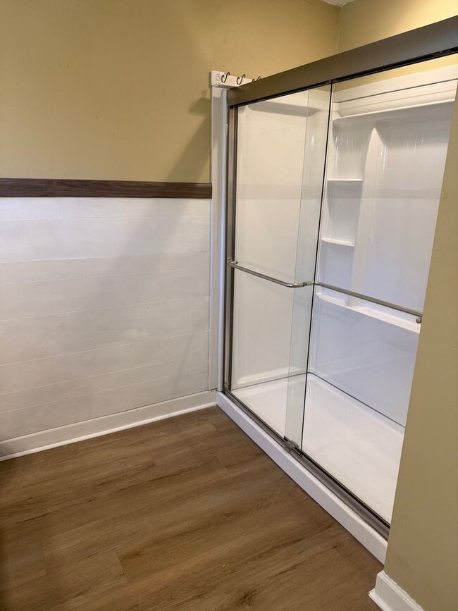 Building Photo - 3 Bedroom Home with Back Deck & Large Fenc...