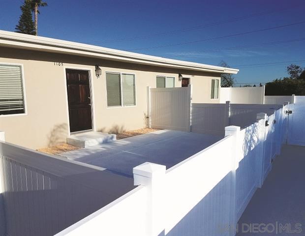 Building Photo - Golden Hill 2 Bed / 1 Bath/ 2 Parking Spac...