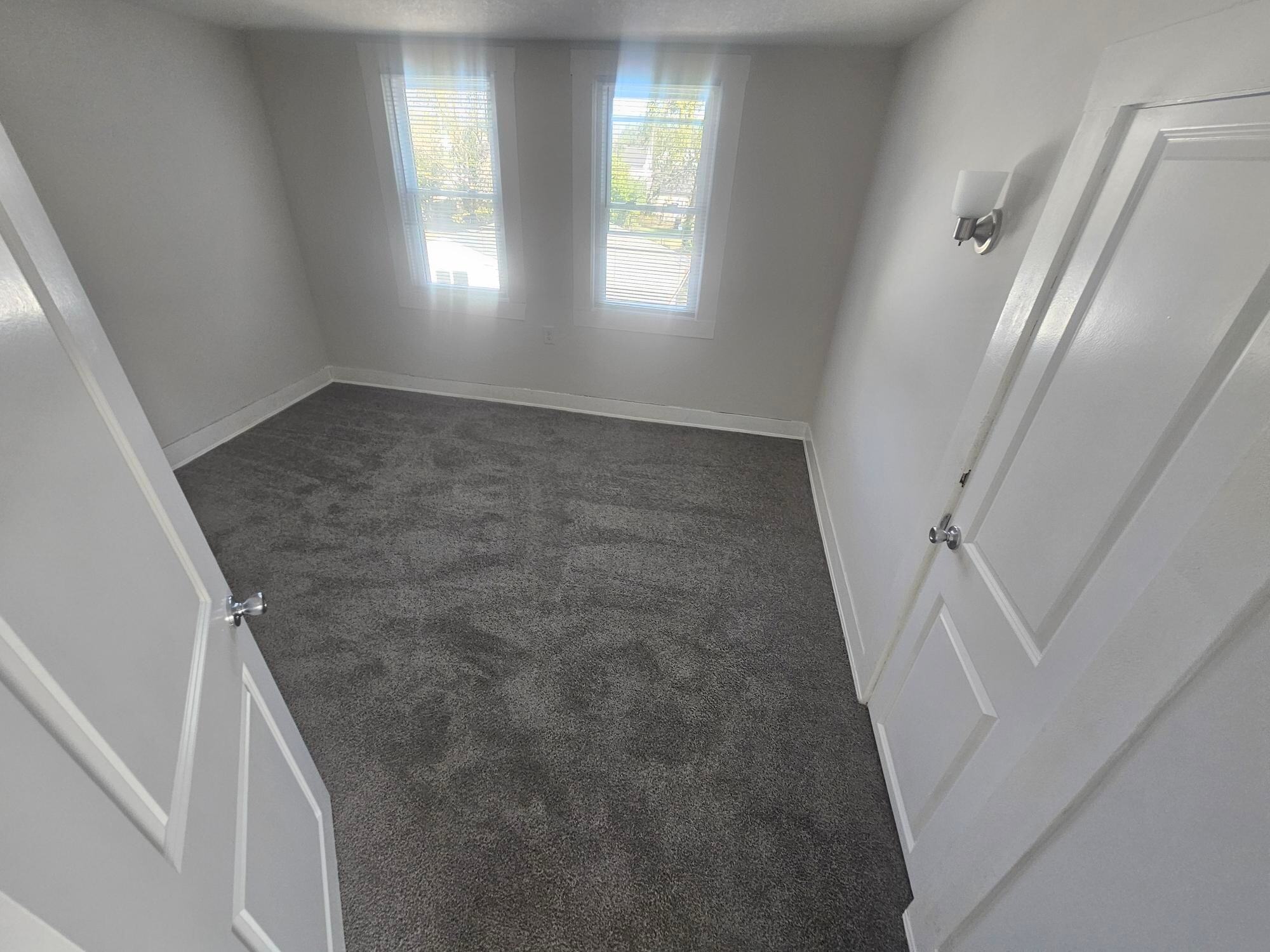 Building Photo - 915 E Albert St