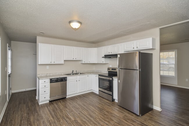 Building Photo - 2115 Fernbrook Dr NE