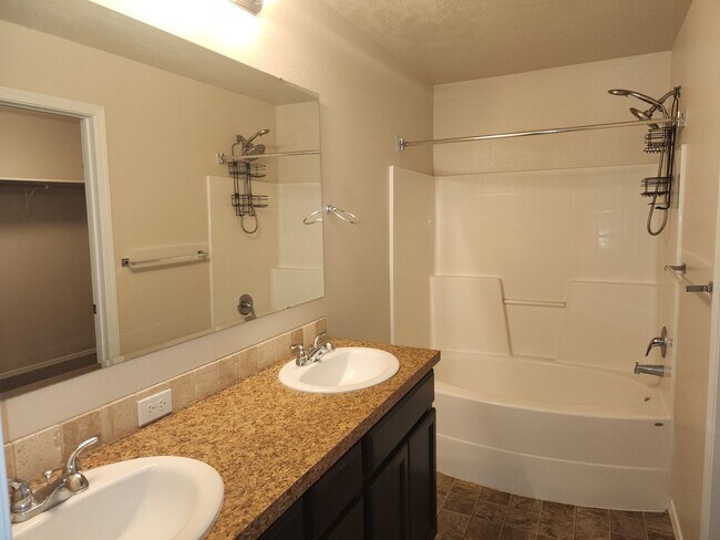 Building Photo - Charming single level 4 bedroom home in Crimson Point community. Spacious open floor plan, oversi...