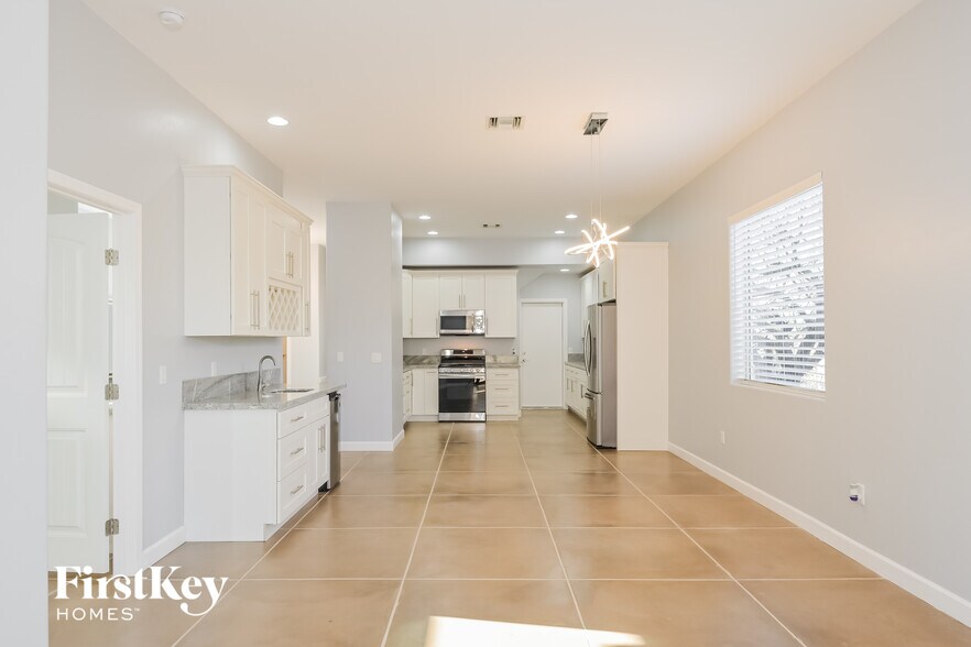 Building Photo - 4271 N Red Sun Pl