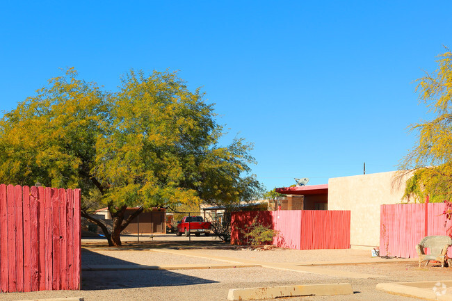 Building Photo - Glenn Plaza Apartments