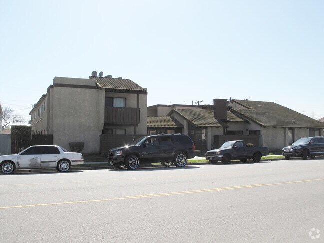 Building Photo - 2910 E 70th