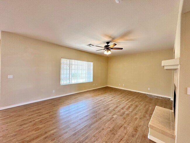 Building Photo - Beautiful 3 bedroom, 3 bathroom home with ...