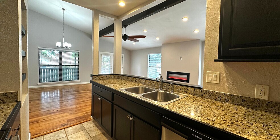 Building Photo - 6723 Eastridge Dr