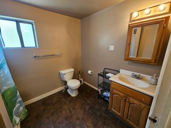 Building Photo - 2 Bedroom/2 Bath Home with Refrigerated Ai...