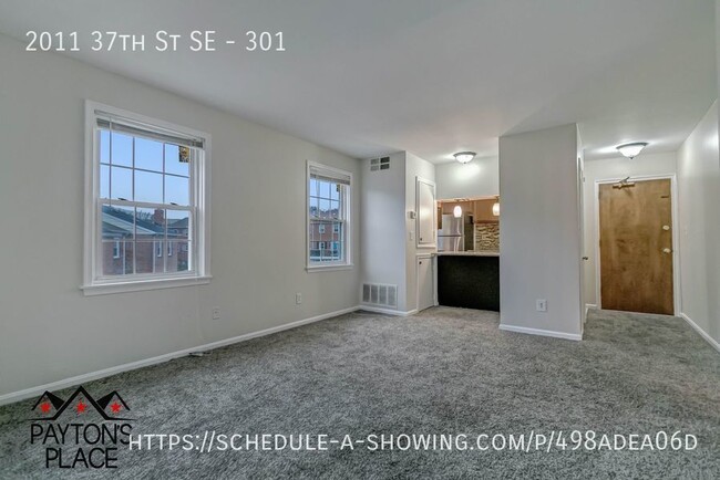 Building Photo - Spacious condo unit in well kept building.