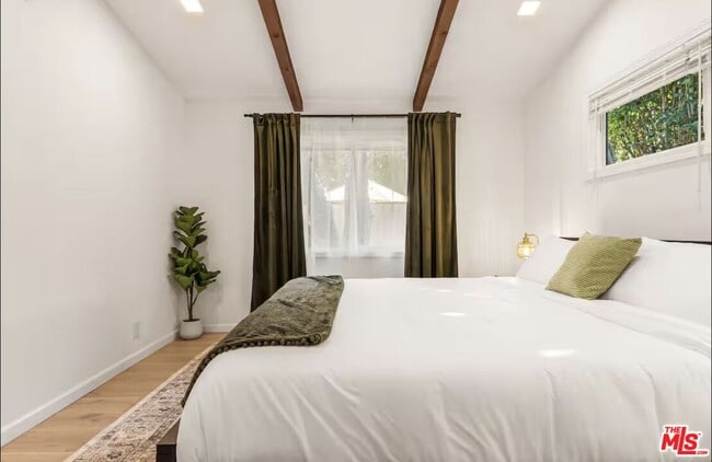 Building Photo - 5700 Vanalden Ave