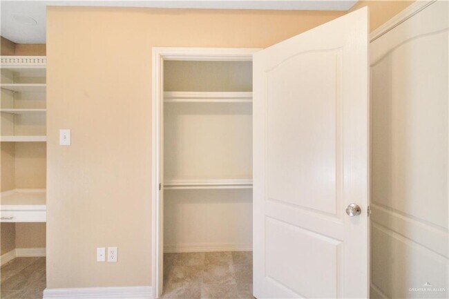 Building Photo - 28 N Champagne