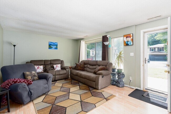 Building Photo - 2501 Grandview Cir