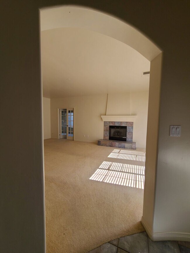 Building Photo - 4/2 bathroom located close to schools, sho...